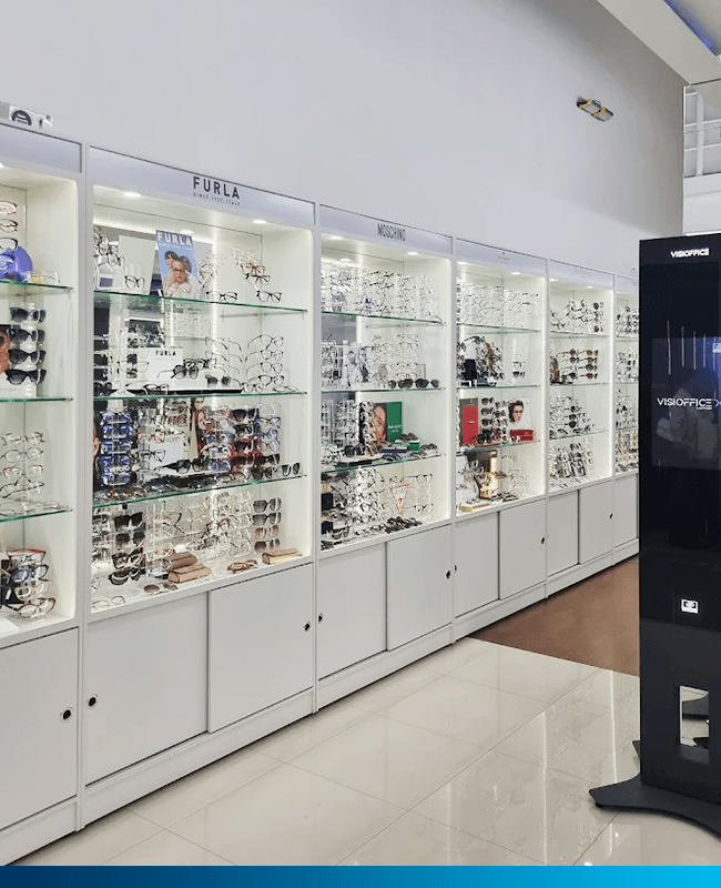 Vitrine de armações de grife na Village Óptica